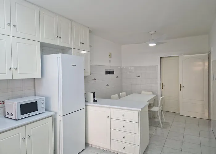 Urban Nest - Spacious 2br Никосия